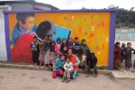 Muurschildering Guatemala trekt publiek van kinderen en koeien