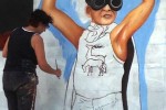 Kunstenares Carin Steen stimuleert jongeren bij muurschildering